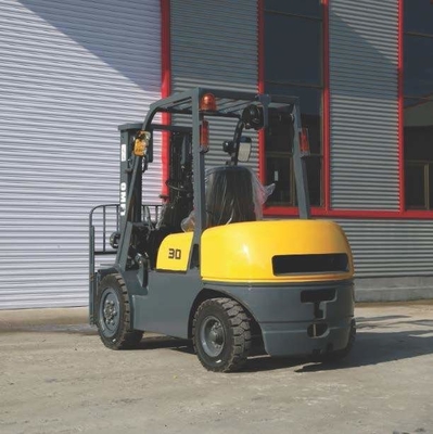 3t Diesel Forklift with Japanese Isuzu Engine at and 2470mm Min. Turning Radius