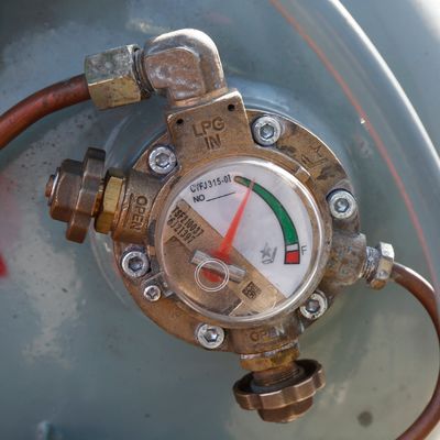 2.5ton Gasoline/LPG Forklift with Nissan Engine 4500mm Triplex Full Free Height Mast Side Shift Solid Tires