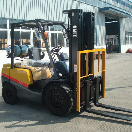 2445mm Min. Turning Radius 3ton Gasoline Forklift Wide-View Mast and Japan Nissan Engine