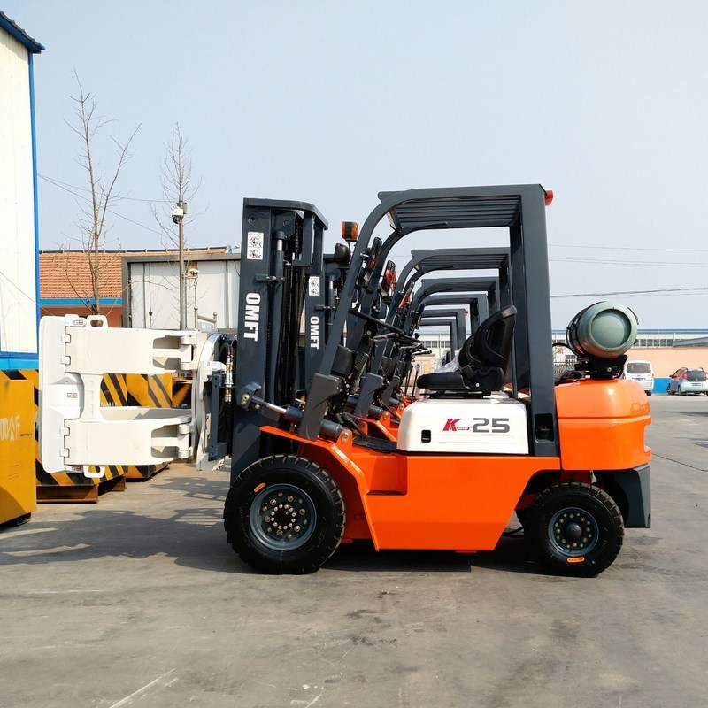 2100mm Min. Width 2.5ton LPG Forklift with Nissan K21 K25 Engine and 1070mm Fork